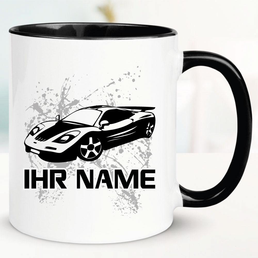 Schwarze Tasse mit Sportwagen und Name bedruckt.